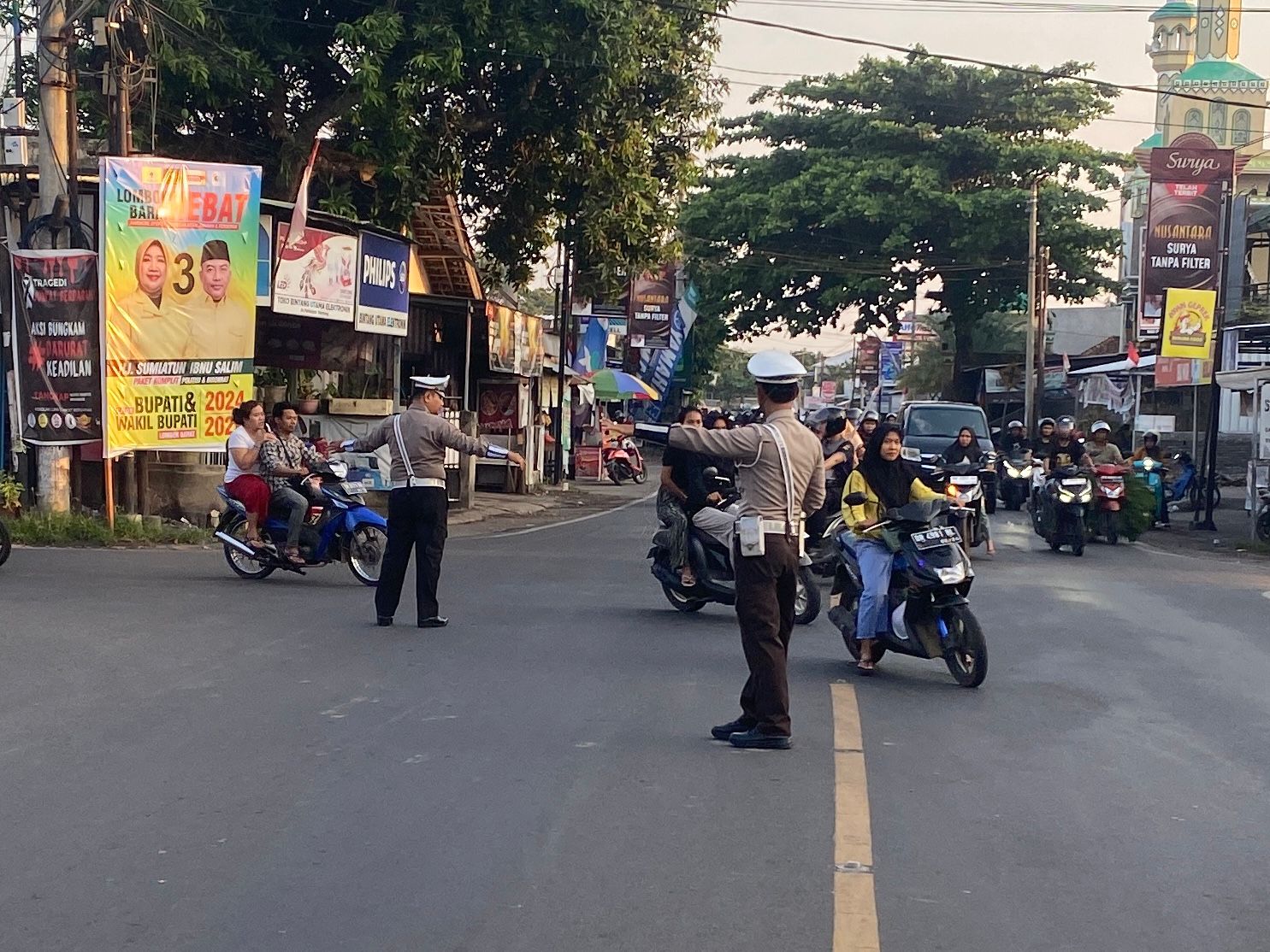 Giat Rawan Sore Polsek Batulayar Jaga Kelancaran Lalu Lintas di Senggigi