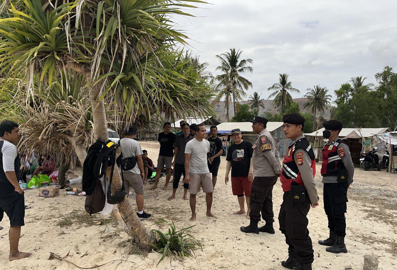 Polsek Sekotong Gelar Patroli Rutin di Pantai Elak-Elak untuk Keamanan Wisatawan