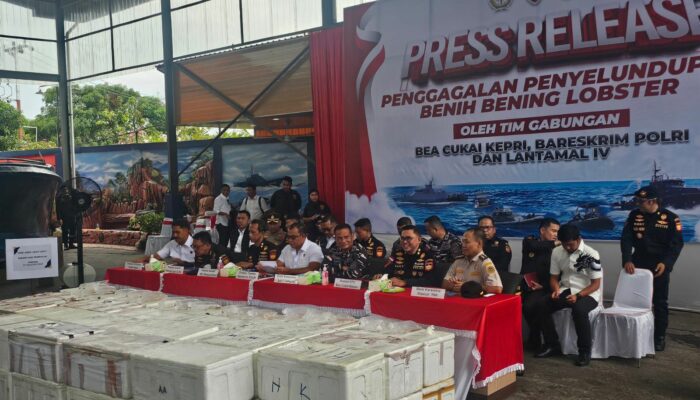 DIRKRIMSUS POLDA KEPRI HADIRI KEGIATAN KONFERENSI PERS PENYELUDUPAN BENIH BENING LOBSTER SEBANYAK 237.305 BENIH BENING LOBSTER SENILAI 23,6 MILIAR RUPIAH