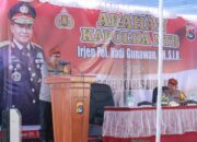 Ini Arahan Kapolda NTB pada Seluruh Personel Polres Bima Kota  Kota Bima, NTB (29 Oktober 2024) – Kapolda NTB Irjen Pol Hadi Gunawan memberikan arahan penting kepada seluruh personel Polres Bima Kota, dengan menekankan bahwa kemajuan suatu daerah sangat bergantung pada terciptanya kondisi keamanan dan ketertiban masyarakat (Kamtibmas) yang kondusif. Ia menekankan bahwa stabilitas Kamtibmas adalah fondasi untuk kemajuan daerah, terutama dalam mendukung perekonomian dan iklim investasi di NTB dan khususnya di Bima.  Menyampaikan pesan Kapolri, Kapolda NTB menyatakan bahwa tugas utama dirinya adalah mendorong kemajuan NTB melalui sinergi dan kerja sama di seluruh Polres. “Kerja sama dan sinergitas seluruh jajaran Polres sangat penting untuk mengemban tugas mulia ini demi kesejahteraan warga NTB,” tegas Irjen Pol Hadi Gunawan.  Salah satu isu penting yang menjadi perhatian Kapolda NTB adalah ketersediaan air bersih di beberapa wilayah. Untuk itu, ia telah berkoordinasi dengan Menteri Sosial guna membantu penyediaan sumur bor dan mobil tangki air sebagai solusi sementara bagi daerah-daerah yang membutuhkan.  Kapolda juga menekankan agar personel Polres Bima Kota ikut mendukung program kerja Presiden RI Prabowo Subianto yang dituangkan dalam Astacita. Ia mengajak seluruh personel untuk menumbuhkan jiwa kepedulian dalam menjalankan tugas mereka sebagai anggota Bhayangkara. “Jika memiliki jiwa kepedulian dalam tugas dan pengabdiannya, maka saya tidak ragu memberikan penghargaan, termasuk kesempatan untuk melanjutkan pendidikan guna kenaikan pangkat,” ujar Irjen Pol Hadi Gunawan.  Di akhir arahannya, Kapolda NTB juga berpesan agar seluruh personel memperhatikan aspek kehumasan dengan aktif mempublikasikan setiap kegiatan Polri kepada masyarakat.  Sebelumnya, Kapolres Bima Kota AKBP Yudha Pranata dalam laporannya menjelaskan kondisi tipologi dan topografi wilayah hukum Polres Bima Kota, yang meliputi Kota Bima dan sebagian wilayah Kabupaten Bima. Kapolres juga melaporkan bahwa kondisi Kamtibmas di wilayahnya cukup aman dan kondusif. Dengan kekuatan personel sebanyak 738 anggota dan ASN, Kapolres Bima Kota berkomitmen untuk terus meningkatkan pelayanan dan pengabdian demi terciptanya keamanan di wilayah tersebut.  Sejumlah poin penting terkait situasi dan potensi sumber daya alam serta demografi Kota Bima juga disampaikan Kapolres kepada Kapolda NTB, memperkuat komitmen bersama dalam menjaga dan memajukan wilayah.